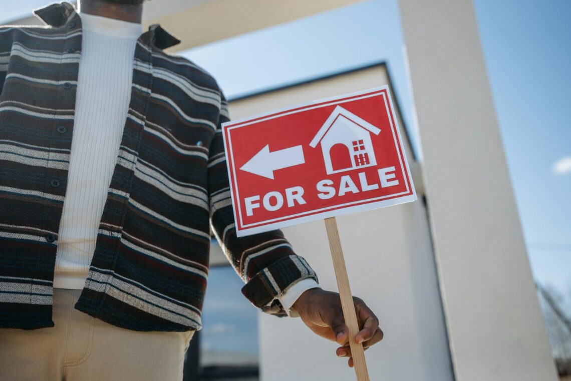 US Housing Market Cools Amidst High Rates, Shifting Economic Landscape